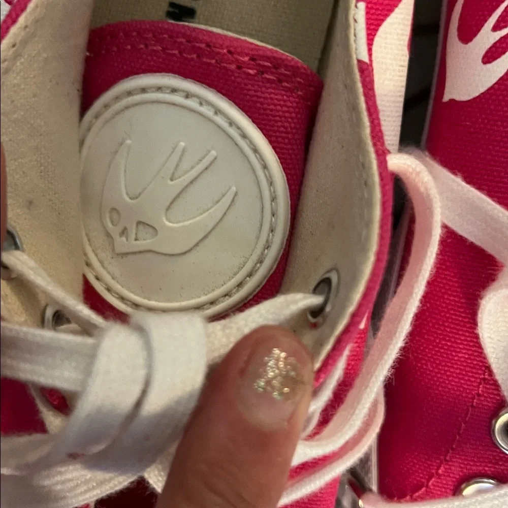 🛑 1 hour sale. Alexander McQueen McQ, 7.5, Magenta &  White Swallows, Sneaker